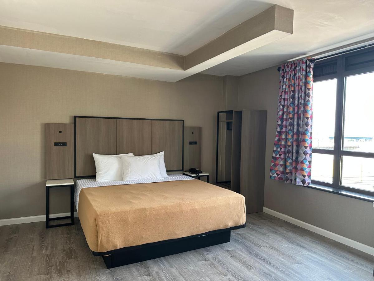 Regal Inn & Suites New York Laguardia Hotel Esterno foto
