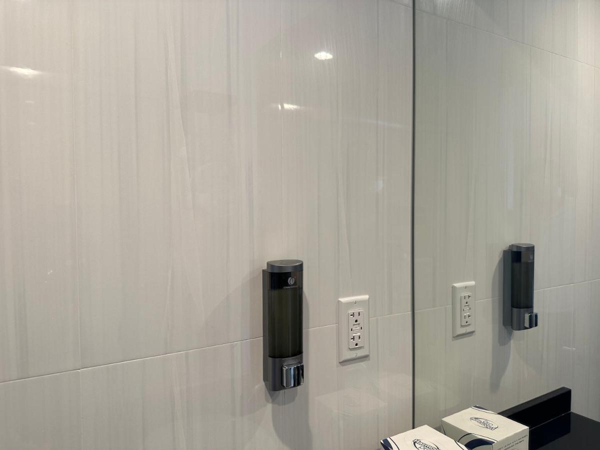 Regal Inn & Suites New York Laguardia Hotel Esterno foto